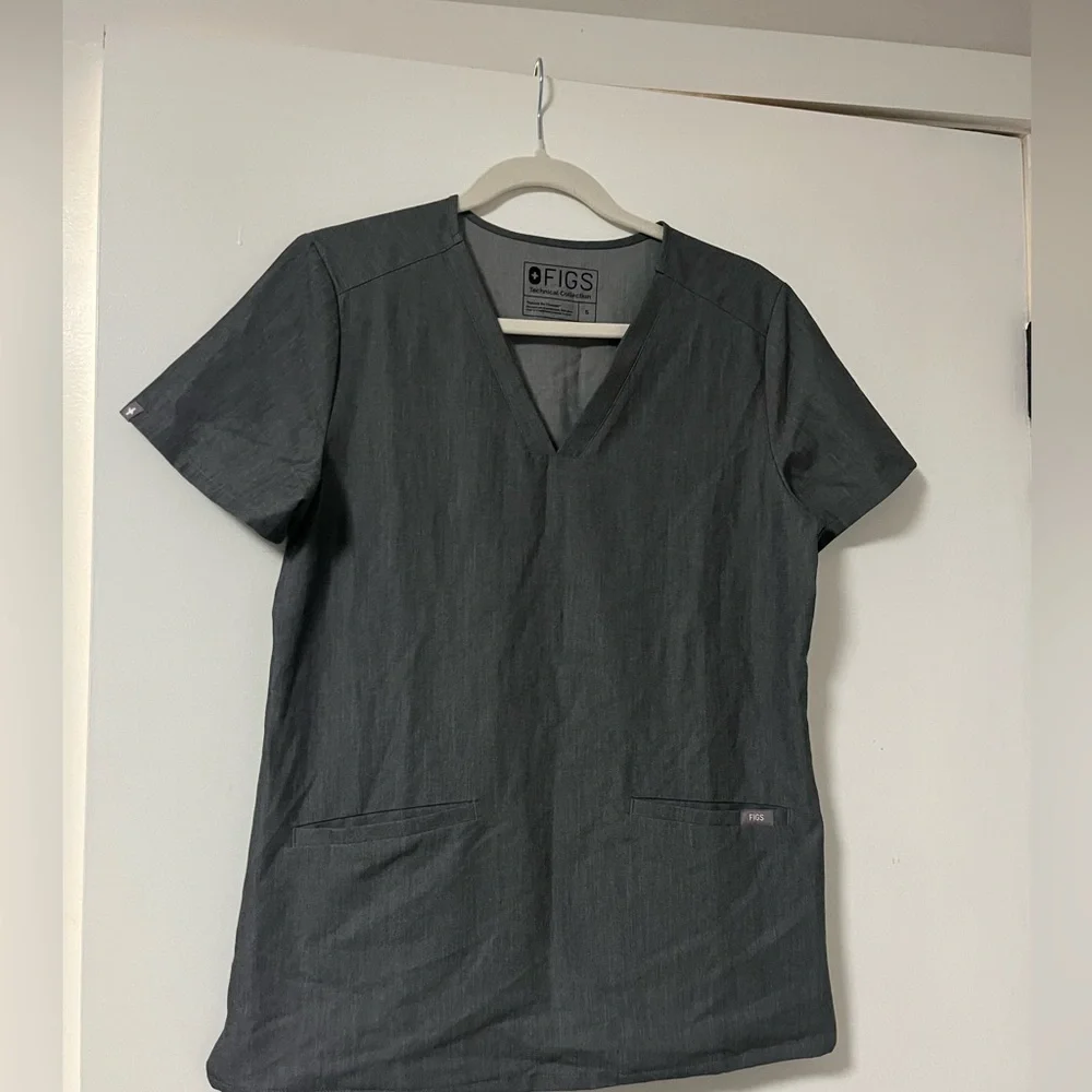 FIGS Casma Three-Pocket Scrub Top in Graphite - Picture 3 of 5